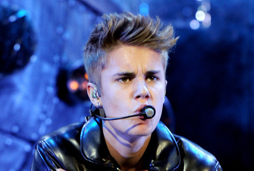 Жастин Бибер шүтэн бишрэгчдийнхээ дүргүйцлийг хүргэжээ